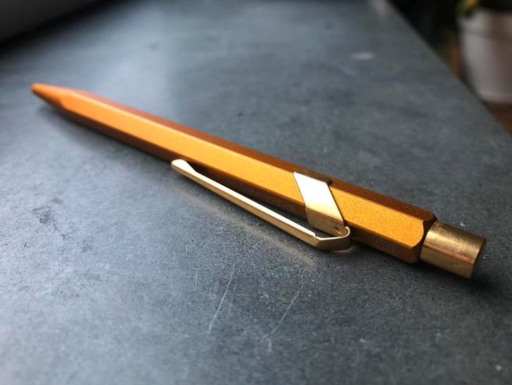 849 Caran d’Ache pen - goudkleurig - met reclametekst, Verzamelen, Pennenverzamelingen, Zo goed als nieuw, Balpen, Overige merken