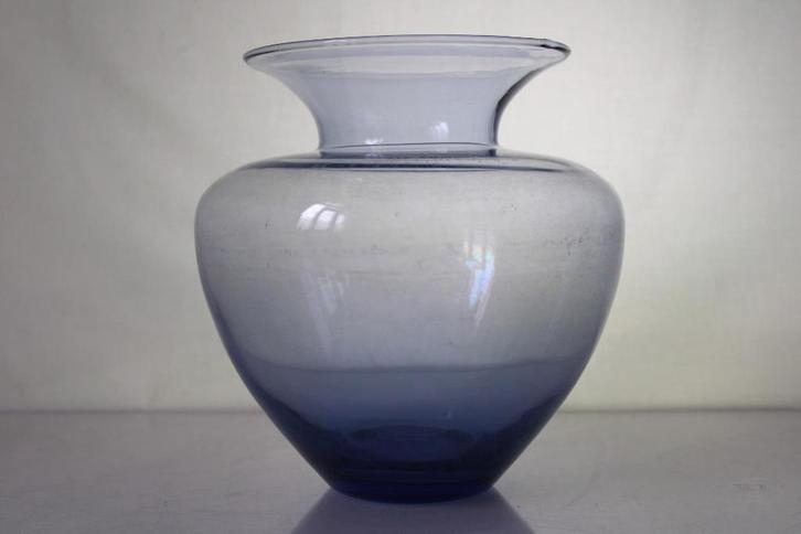 Vaas Copier Leerdam staalblauw, geblazen glas, hoog 20 cm, Antiek en Kunst, Antiek | Glas en Kristal, Ophalen of Verzenden