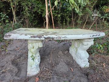 Betonnen tuinbank met koi afbeelding beschikbaar voor biedingen