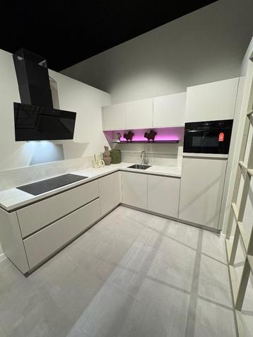 Showroomkeuken met Bosch apparatuur beschikbaar voor biedingen