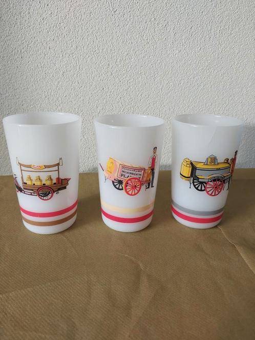 3 mooie melkwitte melkbekers Menken, Antiek en Kunst, Antiek | Servies compleet, Ophalen of Verzenden