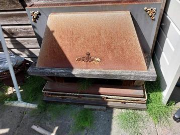 Oud kachel met apart inhoud beschikbaar voor biedingen