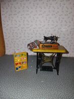 Vintage Naaimachine tafel met naaimachine en accessoires, Verzamelen, Poppenhuizen en Toebehoren, Ophalen of Verzenden, Zo goed als nieuw