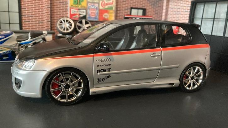 Custom: 1:18 golf 5 caractere, Hobby en Vrije tijd, Modelauto's | 1:18, Zo goed als nieuw, Auto, Norev, Ophalen of Verzenden