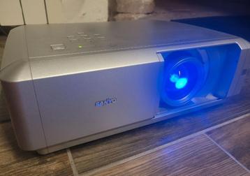 Sanyo PLV-Z5 HD Beamer ( Lamp recentelijk vervangen ) beschikbaar voor biedingen