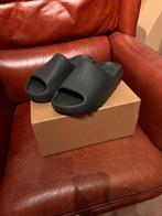 Yeezy slide slate grey, Kleding | Heren, Schoenen, Slippers, Overige kleuren, Ophalen of Verzenden, Zo goed als nieuw