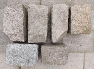 6 zware, rechthoekige granieten kantstenen beschikbaar voor biedingen