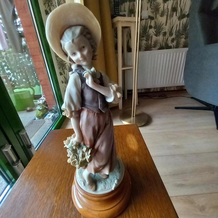 Vintage porseleinen beeldje van Guiseppe Armani, Antiek en Kunst, Kunst | Beelden en Houtsnijwerken, Ophalen of Verzenden