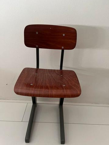 Klassiek kinderschool stoeltje staal/ hout beschikbaar voor biedingen