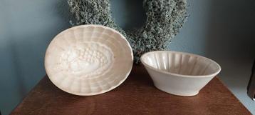 2 prachtig beboterde puddingvormen met fruitdecor van regout beschikbaar voor biedingen
