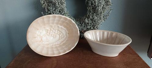2 prachtig beboterde puddingvormen met fruitdecor van regout, Antiek en Kunst, Antiek | Servies los, Ophalen of Verzenden