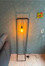 Moderne zwarte vloerlamp Marit van KARWEI incl. Lamp, Huis en Inrichting, Ophalen of Verzenden, Zo goed als nieuw, Metaal, Modern
