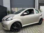 Toyota Aygo 1.0-| Beige- Metallic | Half-Leder | Uniek, Auto's, Toyota, Voorwielaandrijving, Gebruikt, Zwart, 765 kg