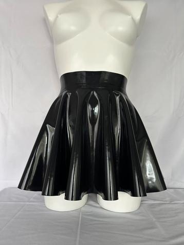 Latex, full circle skater skirt zwart beschikbaar voor biedingen