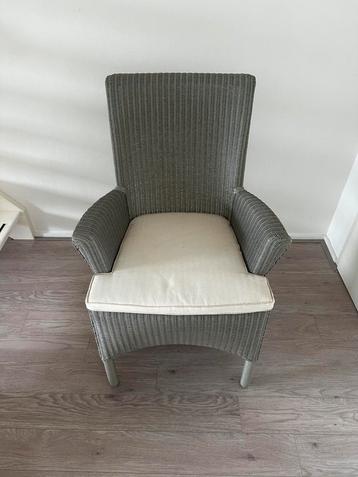 Loom stoel beschikbaar voor biedingen