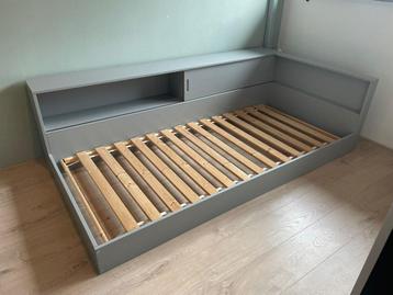 Bed betongrijs 200x90 Woood connect met ikea flaxa bodem beschikbaar voor biedingen