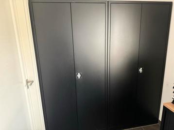 2x Dubbeldeurs Stalen Kantoorkasten met Slot beschikbaar voor biedingen