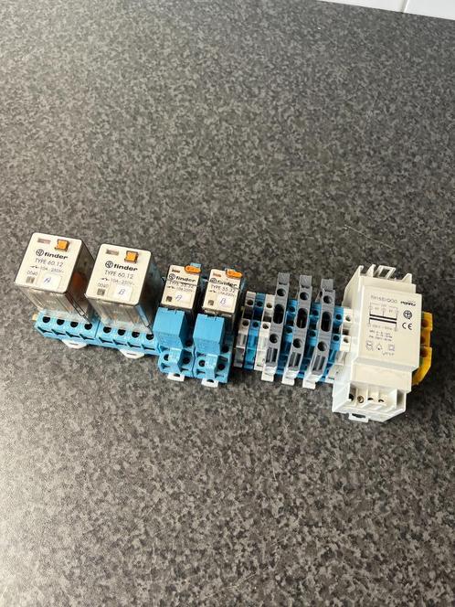 Finder relais , Perry trafo , rijgklemmen , fuse houders, Hobby en Vrije tijd, Elektronica-componenten, Gebruikt, Ophalen of Verzenden