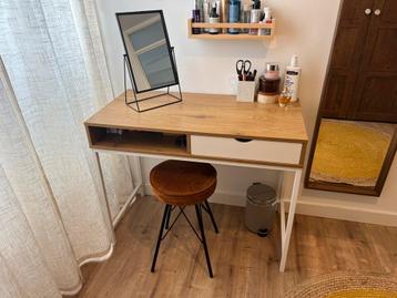 Bureautje/make-up tafel beschikbaar voor biedingen