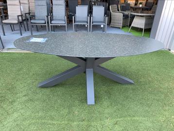 Ovale tuintafel 200 x 100 cm. Aluminium onderstel. beschikbaar voor biedingen