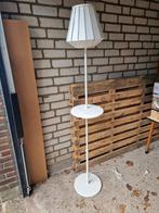Staande lamp met tafeltje en ingebouwde oplader, Huis en Inrichting, Lampen | Vloerlampen, Ophalen, Gebruikt