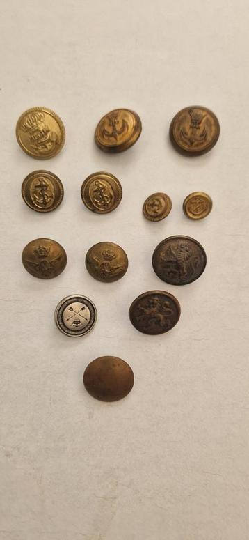 Oude militaire knopen  beschikbaar voor biedingen