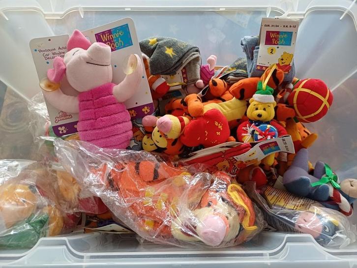 34 Winnie Poeh plush, sleutelhanger en 23 paar sokken, Verzamelen, Stripfiguren, Nieuw, Gebruiksvoorwerp, Overige figuren, Ophalen of Verzenden