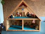 Houten poppenhuis met inrichting en verlichting, Ophalen, Zo goed als nieuw, Poppenhuis