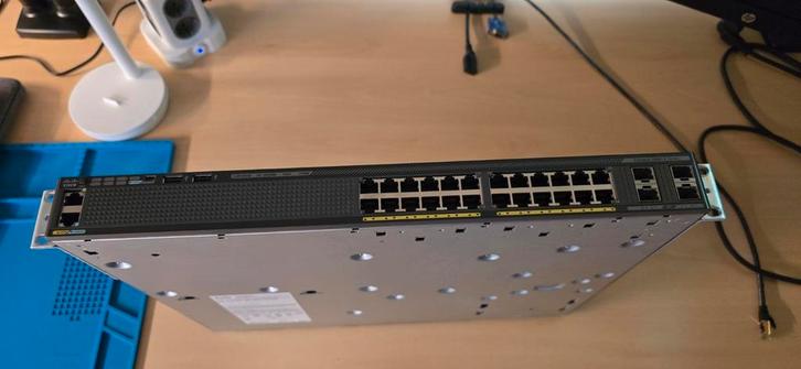 Cisco Catalyst WS-C2960X-24PS-L v05 incl. C2960 Stack module, Computers en Software, Netwerk switches, Zo goed als nieuw, Ophalen of Verzenden