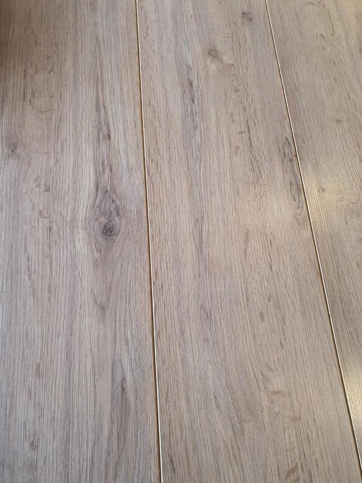 Laminaat Ca. 35 m2 Eiken V-Groef 9MM dik ZGAN, Huis en Inrichting, Stoffering | Vloerbedekking, Zo goed als nieuw, Laminaat, 25 tot 50 m²