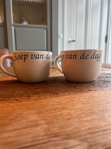 Twee aardewerk soepkommen beschikbaar voor biedingen