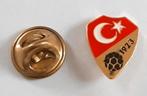Vintage pin Turkse Voetbalbond TFF, Verzamelen, Speldjes, Pins en Buttons, Ophalen of Verzenden, Zo goed als nieuw, Sport, Speldje of Pin