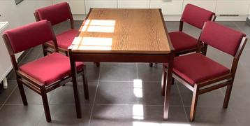 PASTOE, EETTAFEL & STOELEN. ROOD. Cees Braakman. beschikbaar voor biedingen