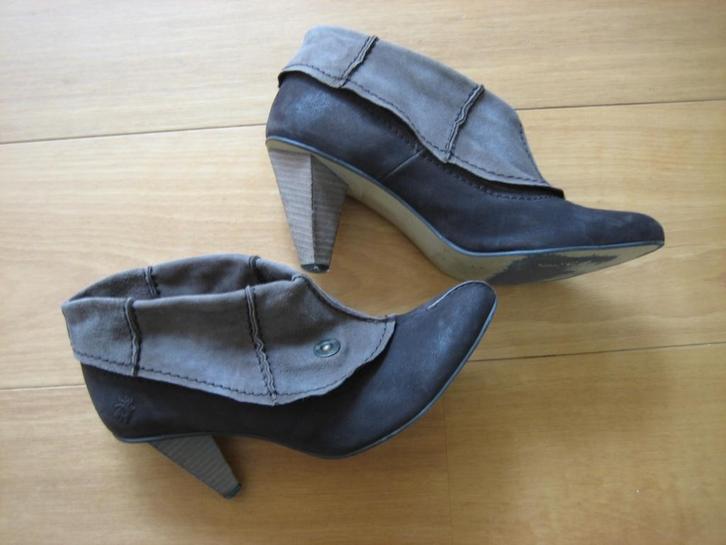 Exclusieve bruin suede enkellaarsjes FLY LONDON 42 Snazzeys, Kleding | Dames, Schoenen, Zo goed als nieuw, Pumps, Bruin, Verzenden