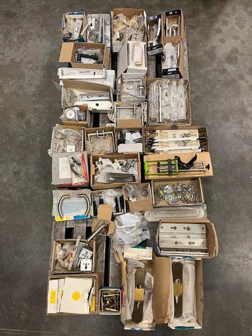 Restpartij diverse deur en raambeslag beschikbaar voor biedingen