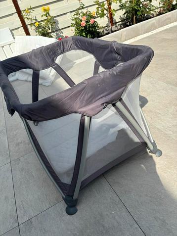 Vierkante box met boxkleed beschikbaar voor biedingen