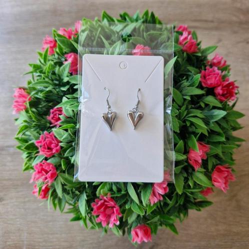 Zilverkleurige rvs oorbellen. 'Silver heart', Sieraden, Tassen en Uiterlijk, Oorbellen, Zo goed als nieuw, Overige materialen