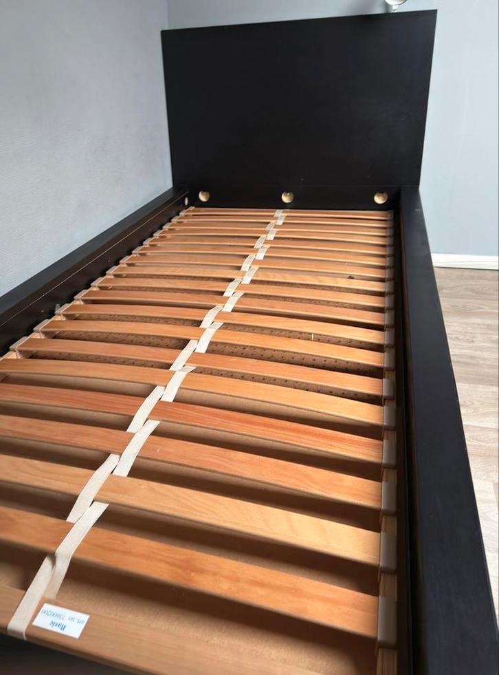 Malm bedframe met lattenbodem, Huis en Inrichting, Slaapkamer | Bedden, Gebruikt, Eenpersoons, 90 cm, 200 cm, Hout, Zwart, Ophalen