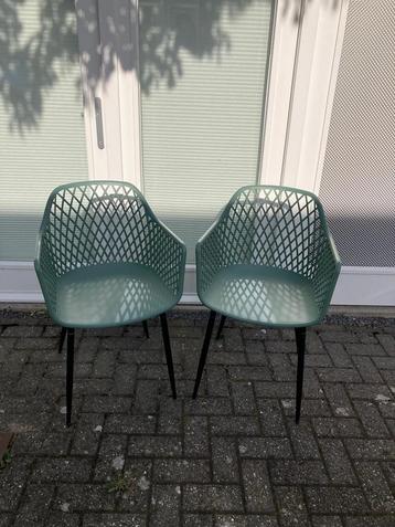 2 Moderne Tuinstoelen beschikbaar voor biedingen