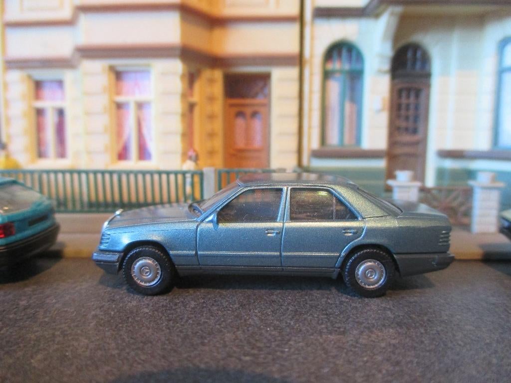Mercedes Benz W124 Limousine- Herpa lichtblauw-metallic, Hobby en Vrije tijd, Modelauto's | 1:87, Ophalen of Verzenden, Zo goed als nieuw