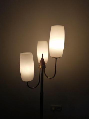 Retro jaren 60 teak lamp met glazen kelken beschikbaar voor biedingen