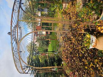 Tuin prieel.  beschikbaar voor biedingen
