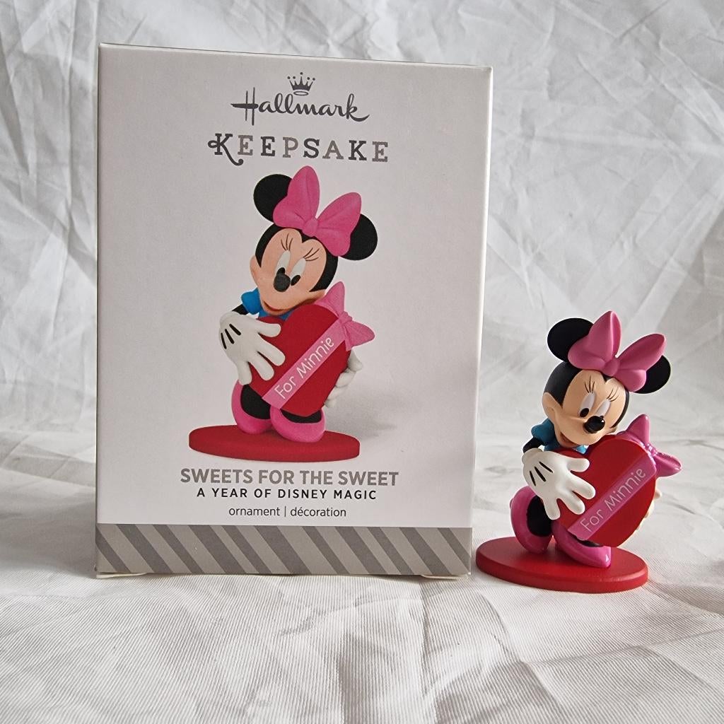 Sweets for the sweet Minnie Mouse Hallmark Keepsake ornament, Verzamelen, Ophalen of Verzenden, Overige figuren, Nieuw, Beeldje of Figuurtje