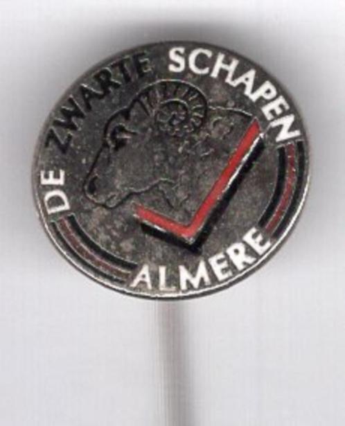 De Zwarte schapen ALMERE zilverkl voet bal speldje ( Z_252 ), Verzamelen, Speldjes, Pins en Buttons, Zo goed als nieuw, Speldje of Pin