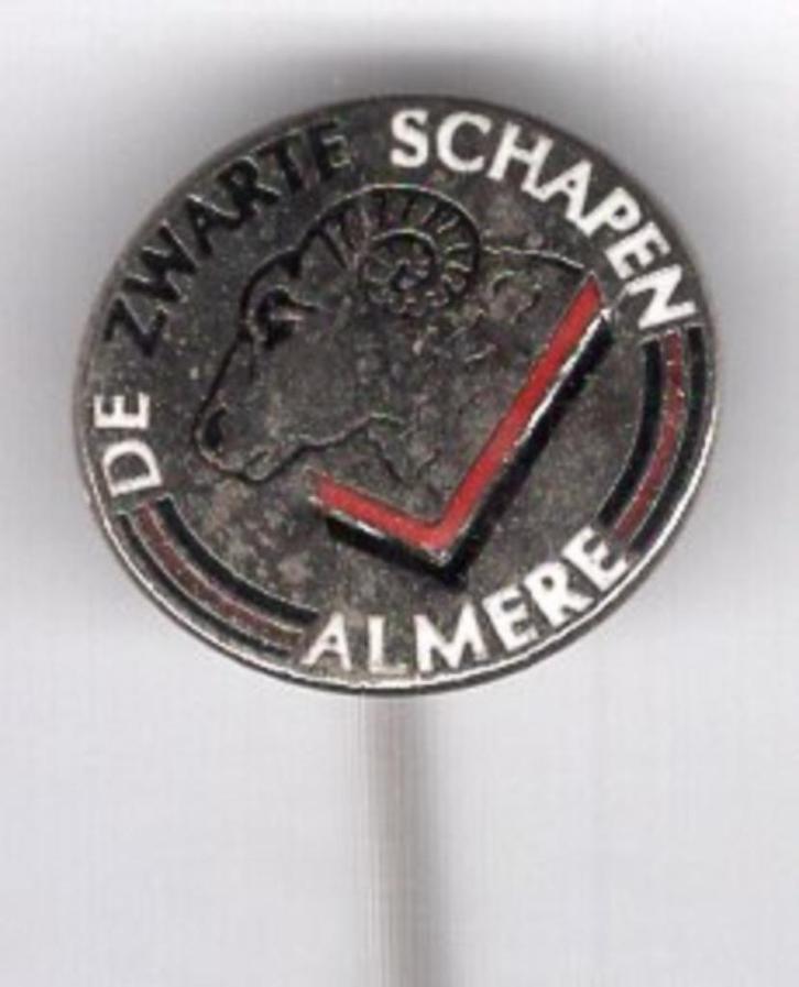 De Zwarte schapen ALMERE zilverkl voet bal speldje ( Z_252 ), Verzamelen, Speldjes, Pins en Buttons, Zo goed als nieuw, Speldje of Pin