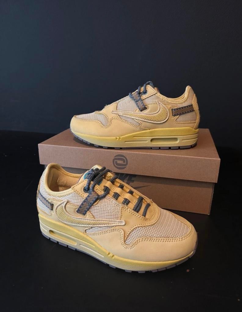 Nike Air Max 1/CJ Saturn Gold - Maat 37.5 - Nieuw, Kleding | Dames, Schoenen, Nieuw, Sneakers of Gympen, Geel, Ophalen of Verzenden