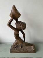 Oud houten Afrikaans beeld. Knielende drinkende man. Afrika., Antiek en Kunst, Ophalen
