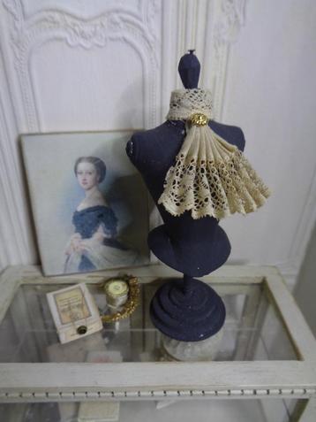 Jabot buste . Poppenhuis 1:12 fotonr br79)*    beschikbaar voor biedingen