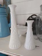 2 anchor hocking brocante witte opaline vaasjes, melkglas., Ophalen of Verzenden