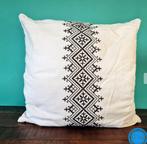 Hand geborduurd uniek kussen Fairtrade ZWART, Ophalen of Verzenden, Nieuw, Wit, Vierkant